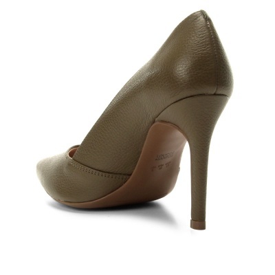 Sapato de salto alto castanho esverdeado em pele texturada com salto fino