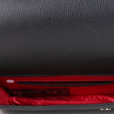 Carteira em couro preto com interior vermelho