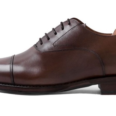 Sapato masculino de pele castanha clássico com calçador de madeira