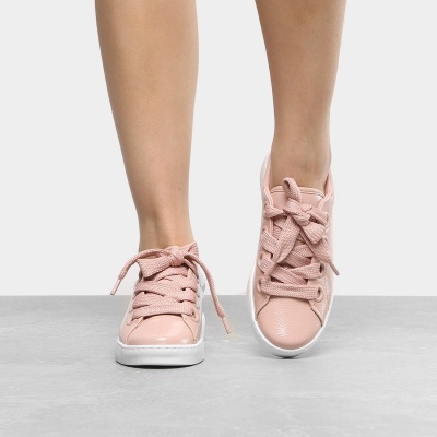 Ténis rosa claro com sola branca e atacadores largos