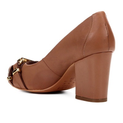 Sapato alto castanho em pele com fivela dourada