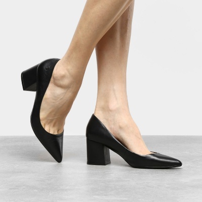 Sapatos de salto médio pretos em pele com bico fino