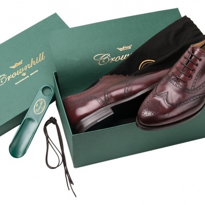 Sapatos de couro castanho escuro com padrão, caixa verde e acessórios