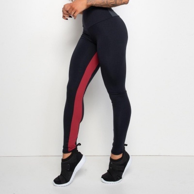 Leggings pretas com faixa vermelha lateral em fundo branco