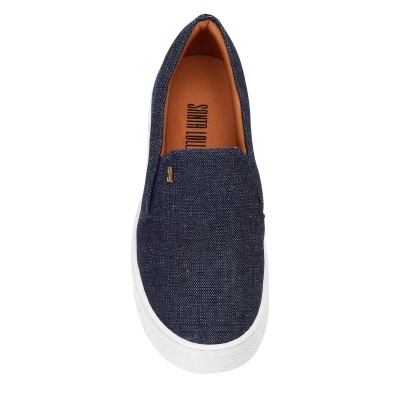 Ténis slip-on azul escuro com sola branca e interior castanho