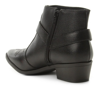 Bota preta de cano curto em couro com fecho e salto médio