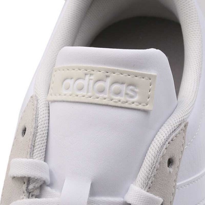 Ténis branco Adidas com logo em relevo na língua