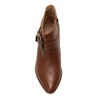 Bota feminina de couro castanho com fivela dourada vista de cima