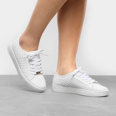 Ténis brancos femininos com atacadores e detalhes em relevo