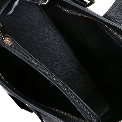 Interior de mala preta com bolso e fecho de correr