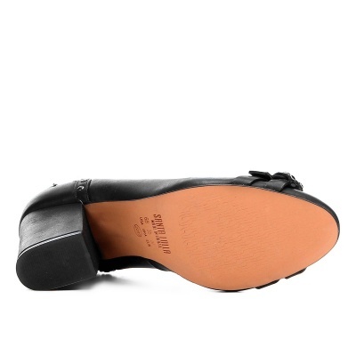 Sola de sapato feminino preto com salto baixo e inscrição na sola.