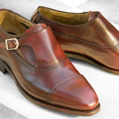 Sapatos masculinos de couro castanho com fivela dourada