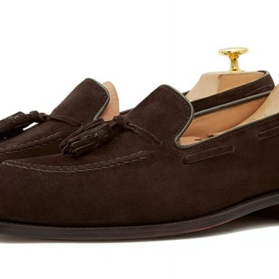Sapatos de homem estilo mocassim em camurça castanha com borlas