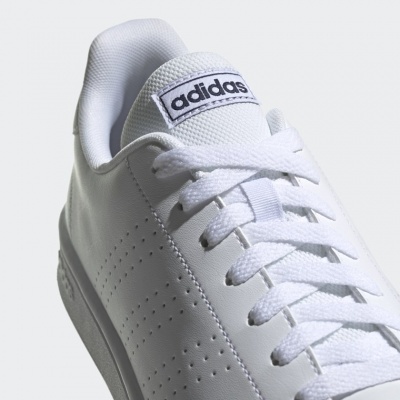 Ténis branco Adidas com etiquetas e atacadores brancos