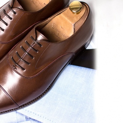 Sapatos masculinos castanhos de pele com atacadores pretos