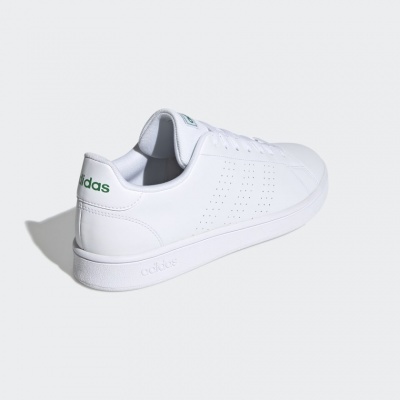 Sapatilha branca Adidas com detalhes verdes e sola branca