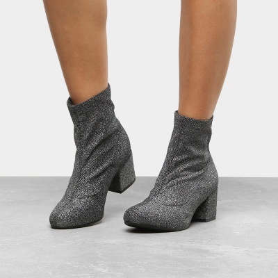 Botas cinza escuro brilhantes com salto quadrado médio