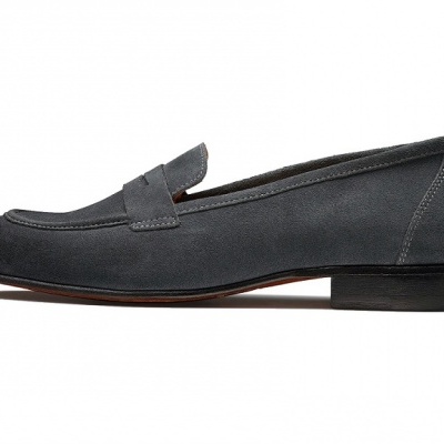 Sapato mocassim cinzento em camurça com salto baixo