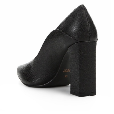 Sapato de salto alto preto com salto grosso