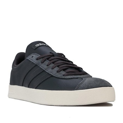 Tênis Adidas preto e cinzento com sola branca e logótipo na língua