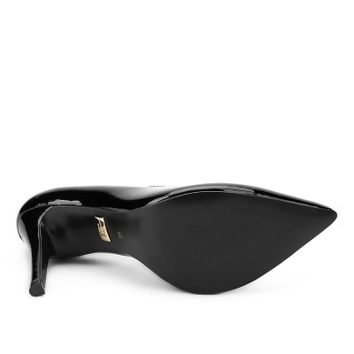 Sapato de salto alto preto em verniz visto de lado