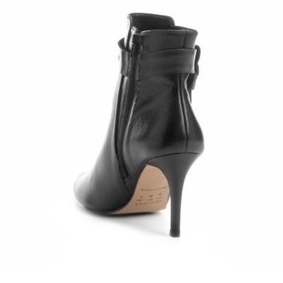 Botim feminino preto em pele com salto fino e fecho lateral