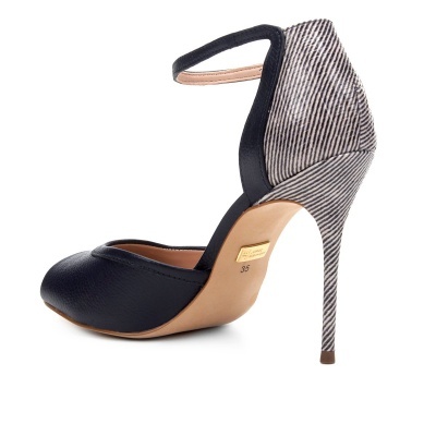 Sapato de salto alto preto com padrão riscado no calcanhar e tira no tornozelo