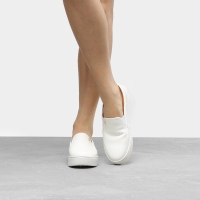 Sapatos mocassins brancos de pele em fundo cinzento