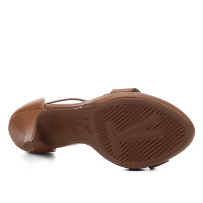 Sandália castanha salto alto vista da sola