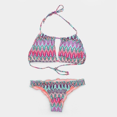 Biquíni colorido com padrão geométrico em tecido texturizado