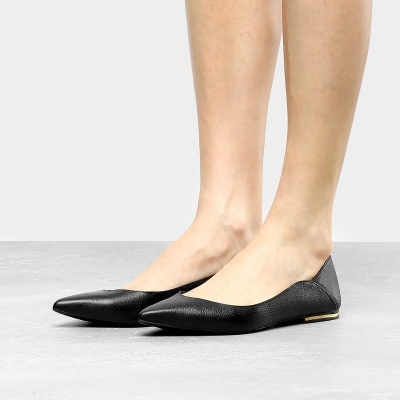 Sapatilhas pretas de bico fino em pele com detalhe metálico dourado