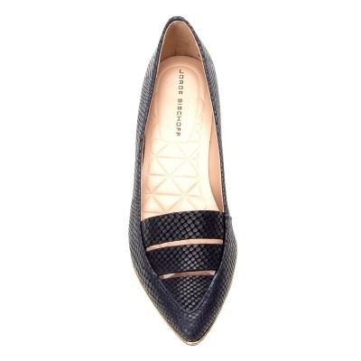 Sapato feminino preto de couro texturizado com bico fino sobre fundo branco