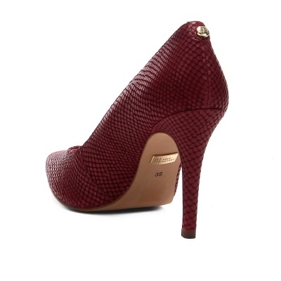 Sapato vermelho escuro de salto alto com textura tipo pele de cobra