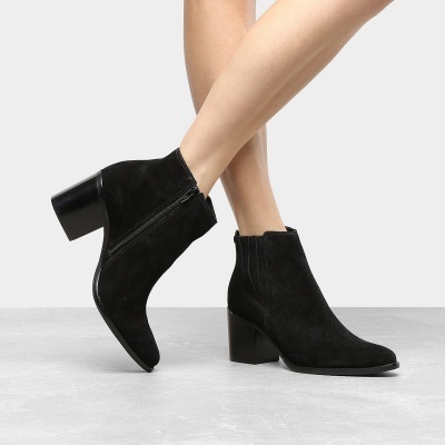 Botins pretos em camurça com salto grosso e fecho lateral