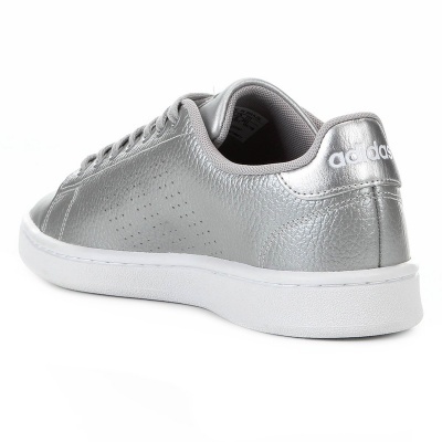 Ténis Adidas prateados vista traseira lateral