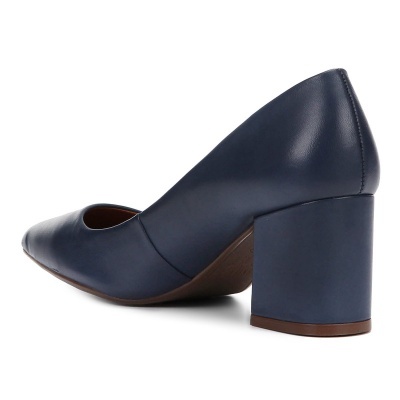 Sapato de salto alto azul escuro de couro com salto largo
