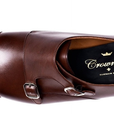Sapato social masculino castanho de couro com fivela e interior preto com marca Crownhill