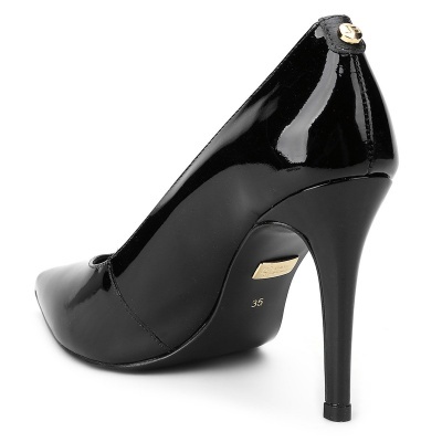 Sapato de salto alto verniz preto com bico fino