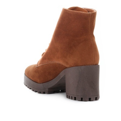 Bota castanha de camurça com salto grosso e sola tratorada