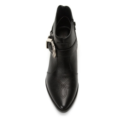 Bota preta em material sintético com bico fino e fivela metálica