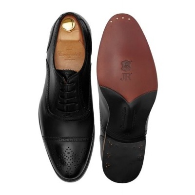 Sapato clássico em couro preto com sola de couro castanho e detalhes perfurados