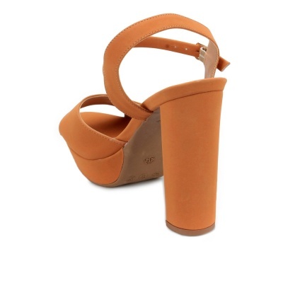 Sandália feminina castanho claro com salto alto em bloco e tiras largas.