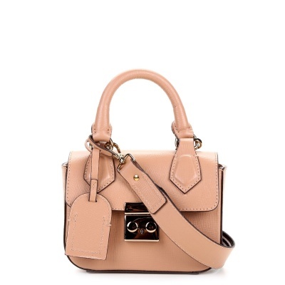 Mala de mão pequena em pele rosa clara com alça e fecho metálico