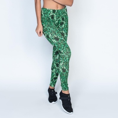 Leggings verdes com padrão de folhas em vários tons de verde