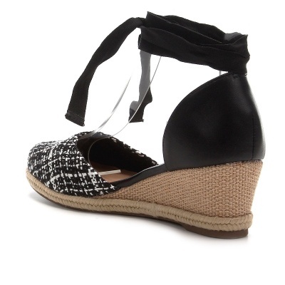 Sapato de cunha preto e branco com cinta preta para amarrar no tornozelo