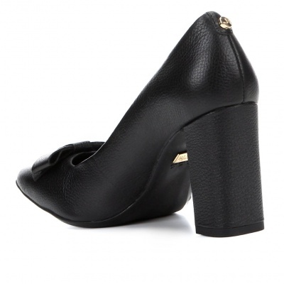 Sapato de salto alto quadrado preto com laço decorativo