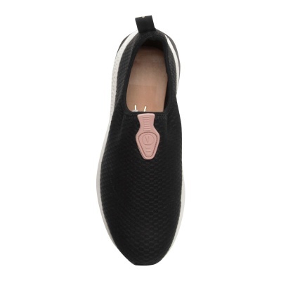Tênis slip-on preto com textura, sola branca e detalhe rosado