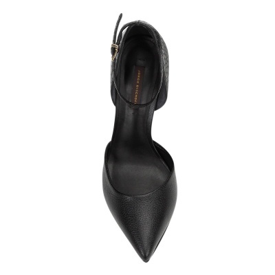 Sapato preto de salto médio com fecho de fivela visto de cima