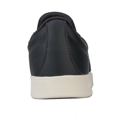 ténis preto com sola branca visto de trás