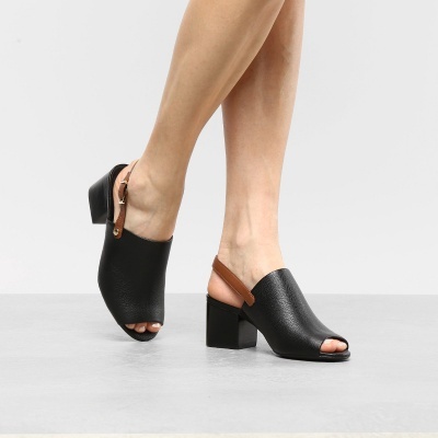 Sandálias pretas em pele com tira castanha e salto quadrado